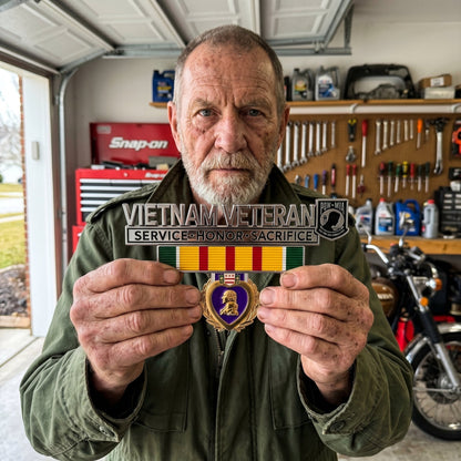 🎖️Vietnam-Era Veteran Tribute Car Emblem – Commemorative Metal Auto Badge for Honor & Remembrance