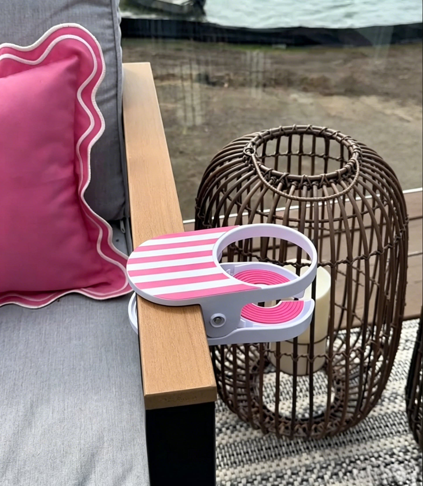 🏖️Clip-On Drink Holder – Secure Your Beverage Anywhere🍾